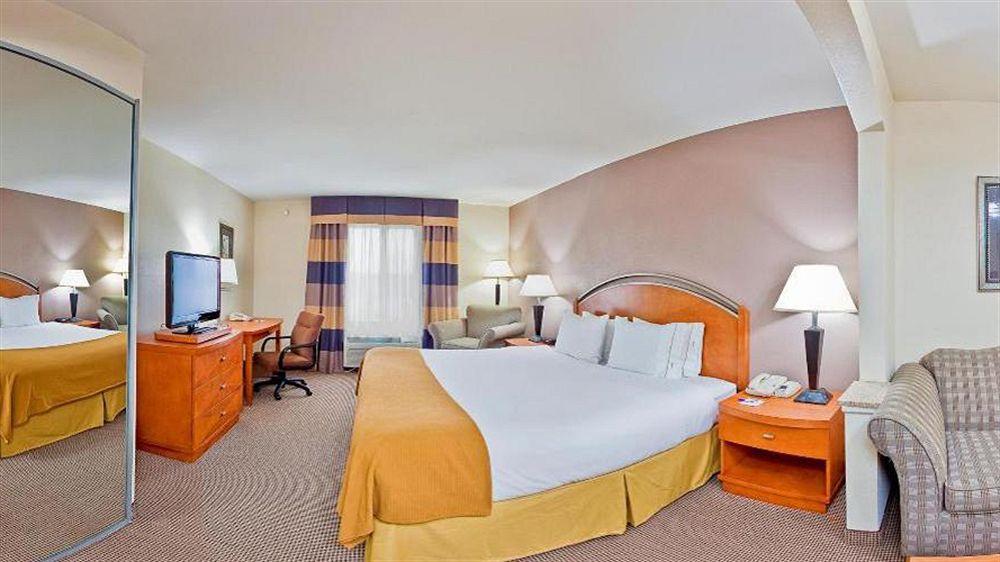 Holiday Inn Express Forest City By Ihg מראה חיצוני תמונה