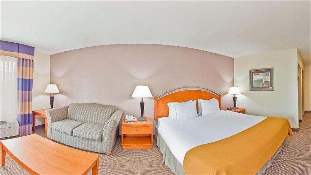 Holiday Inn Express Forest City By Ihg מראה חיצוני תמונה