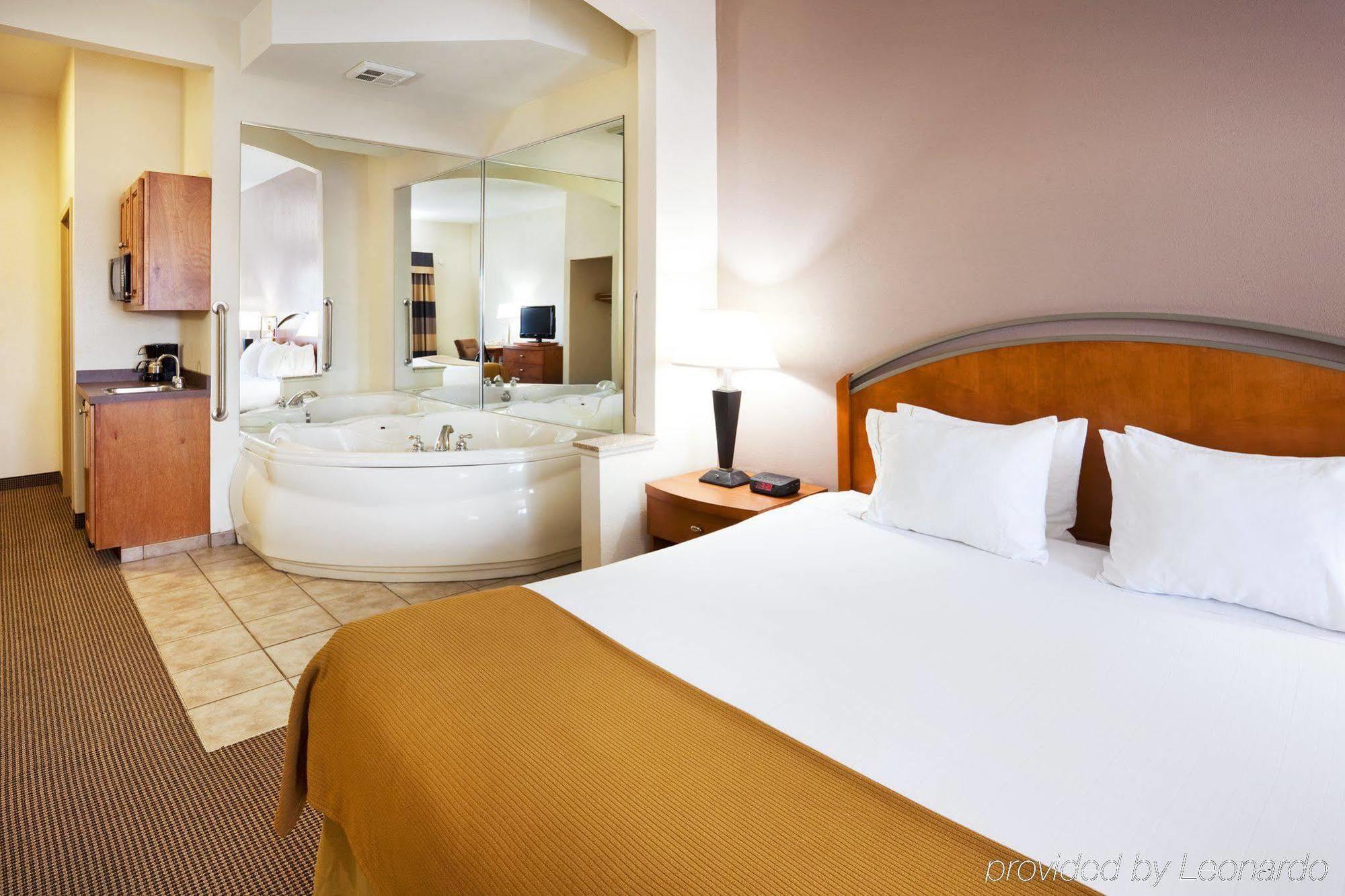 Holiday Inn Express Forest City By Ihg חדר תמונה